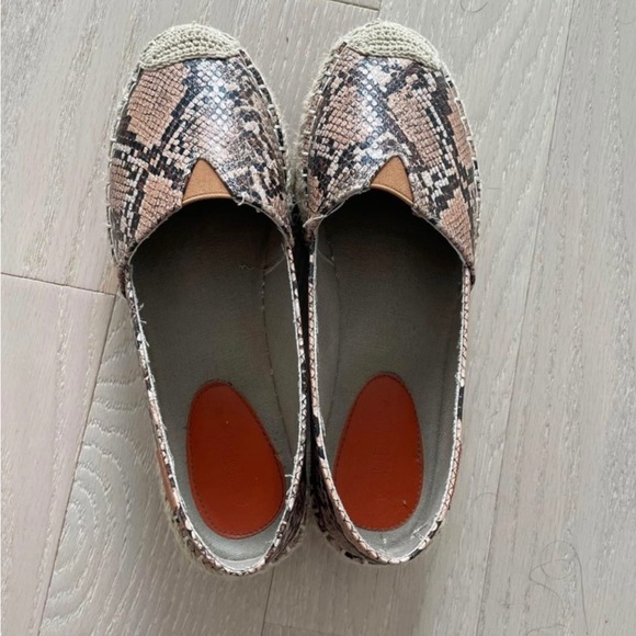 Slip ons - Picture 1 of 4